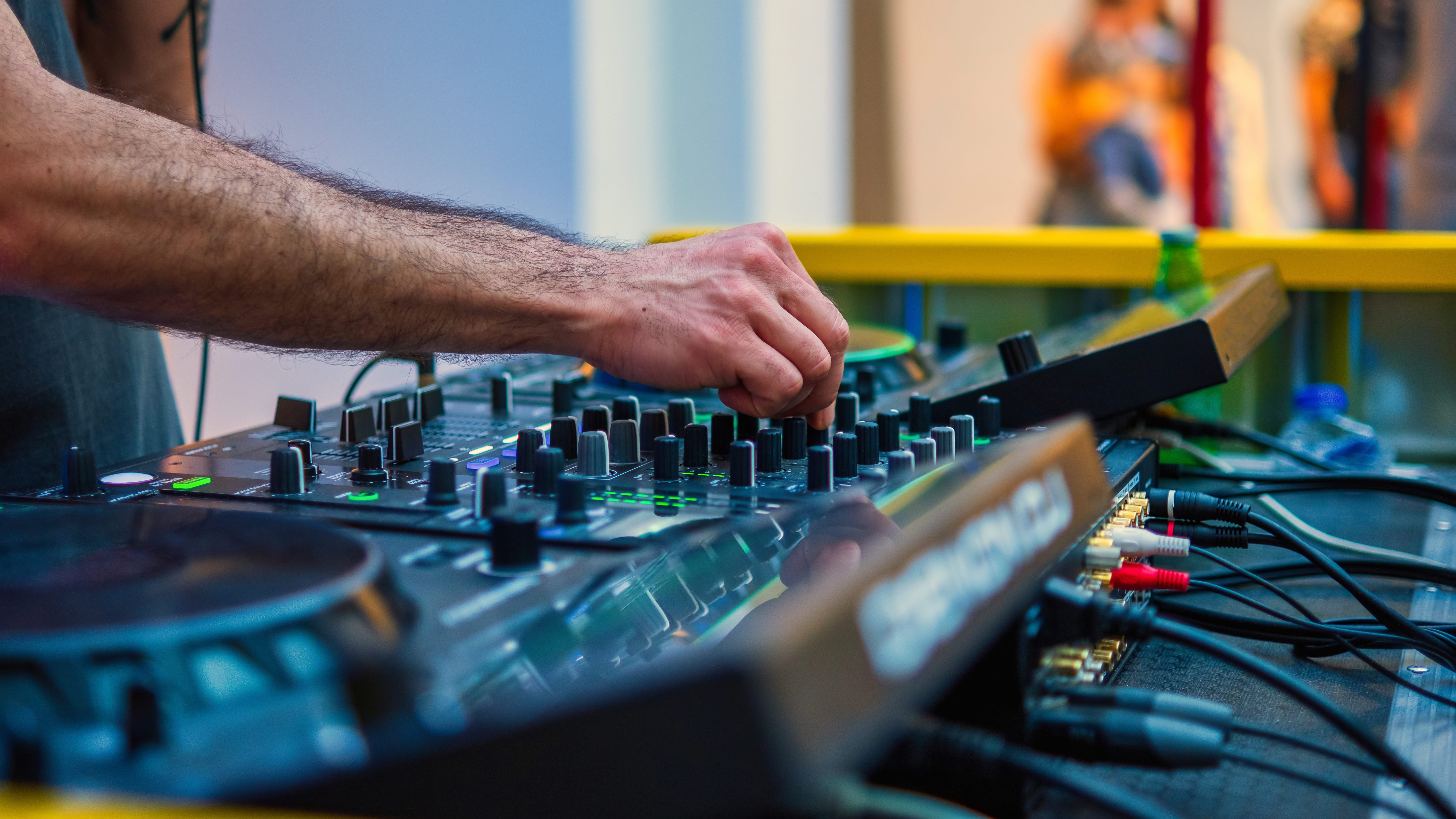 dj-jouant-de-la-musique-electronique-sur-sa-carte-son