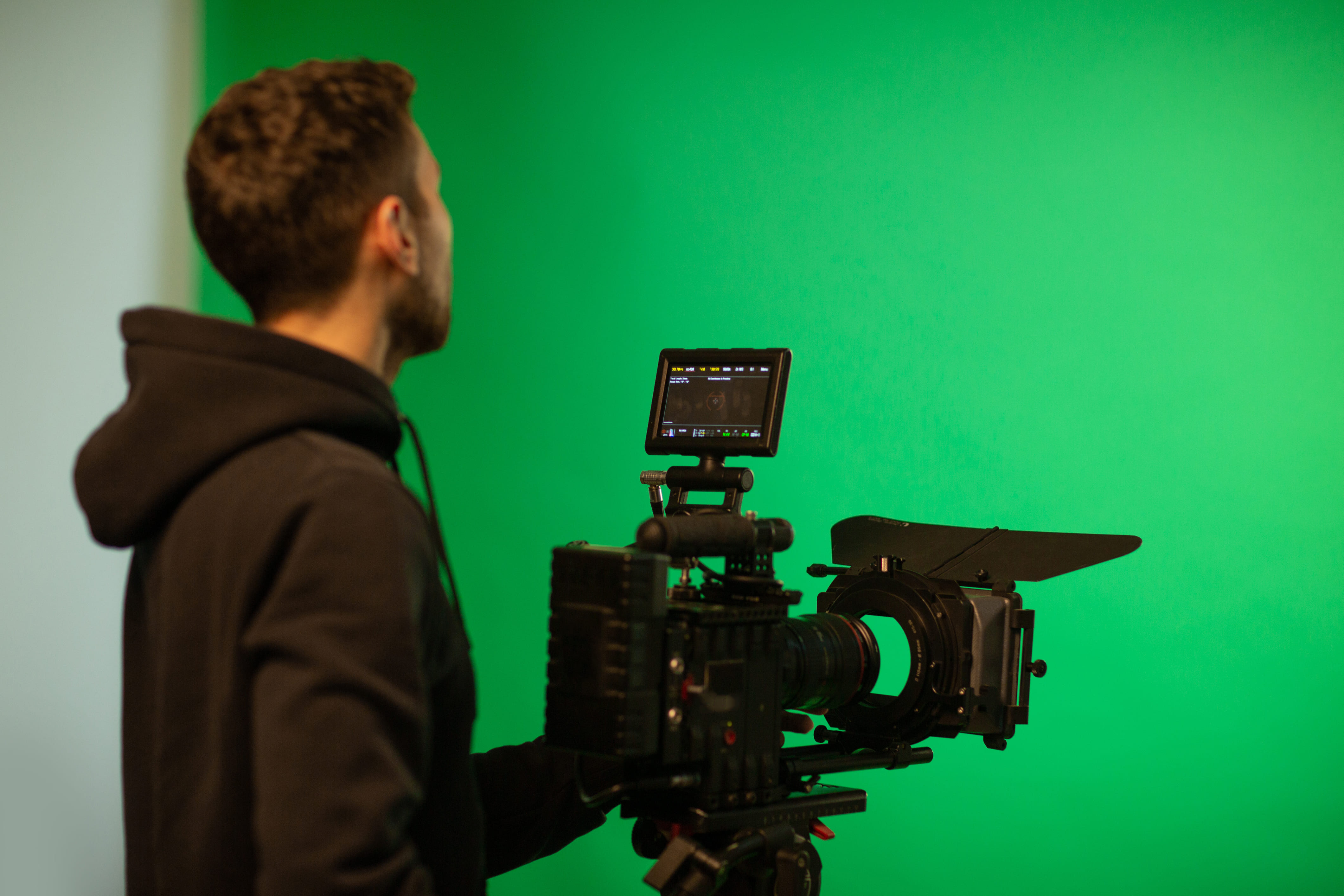 un-cameraman-utilise-un-appareil-photo-en-studio